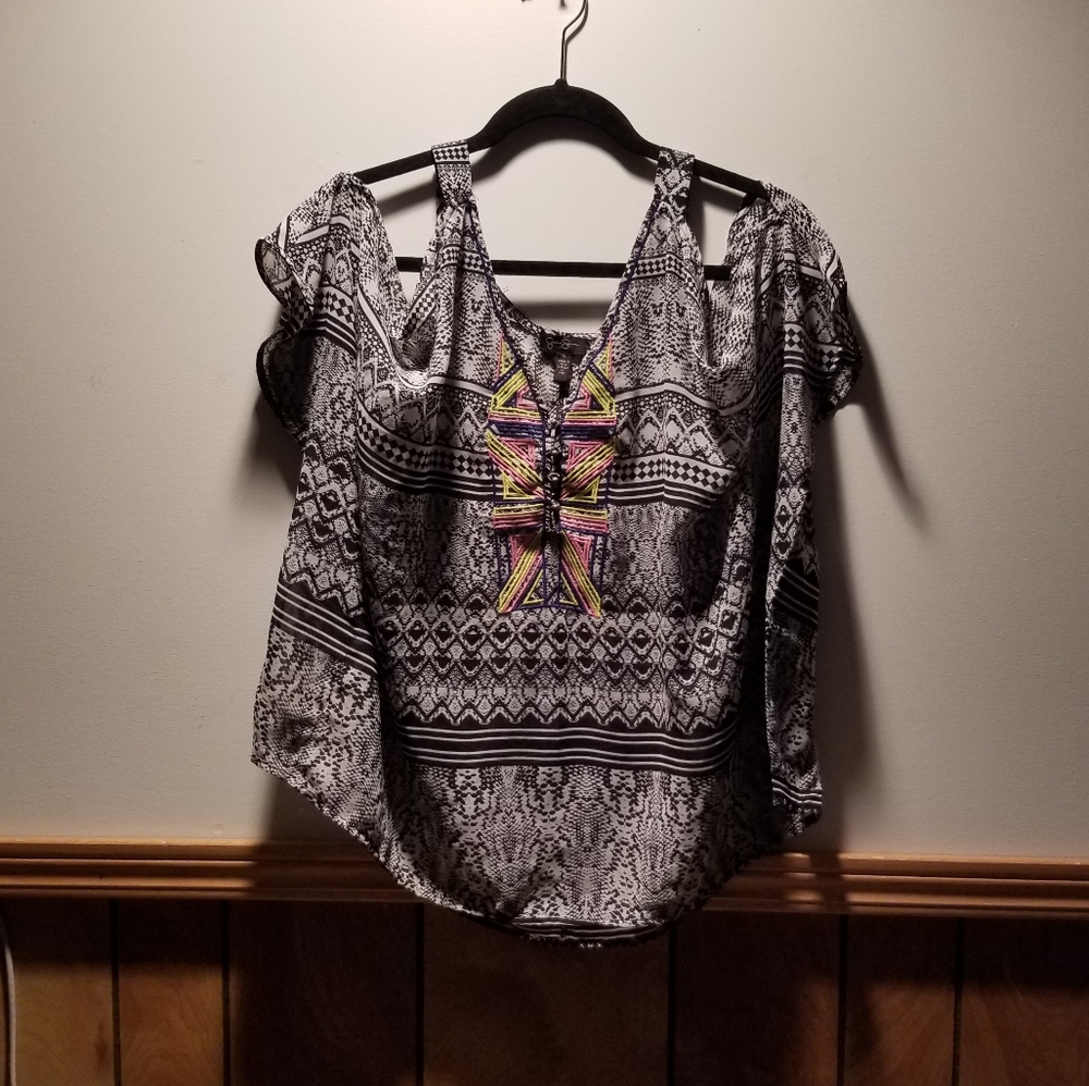 🍁🌺Jessica Simpson cold shoulder v neck butterfly sleeved blouse